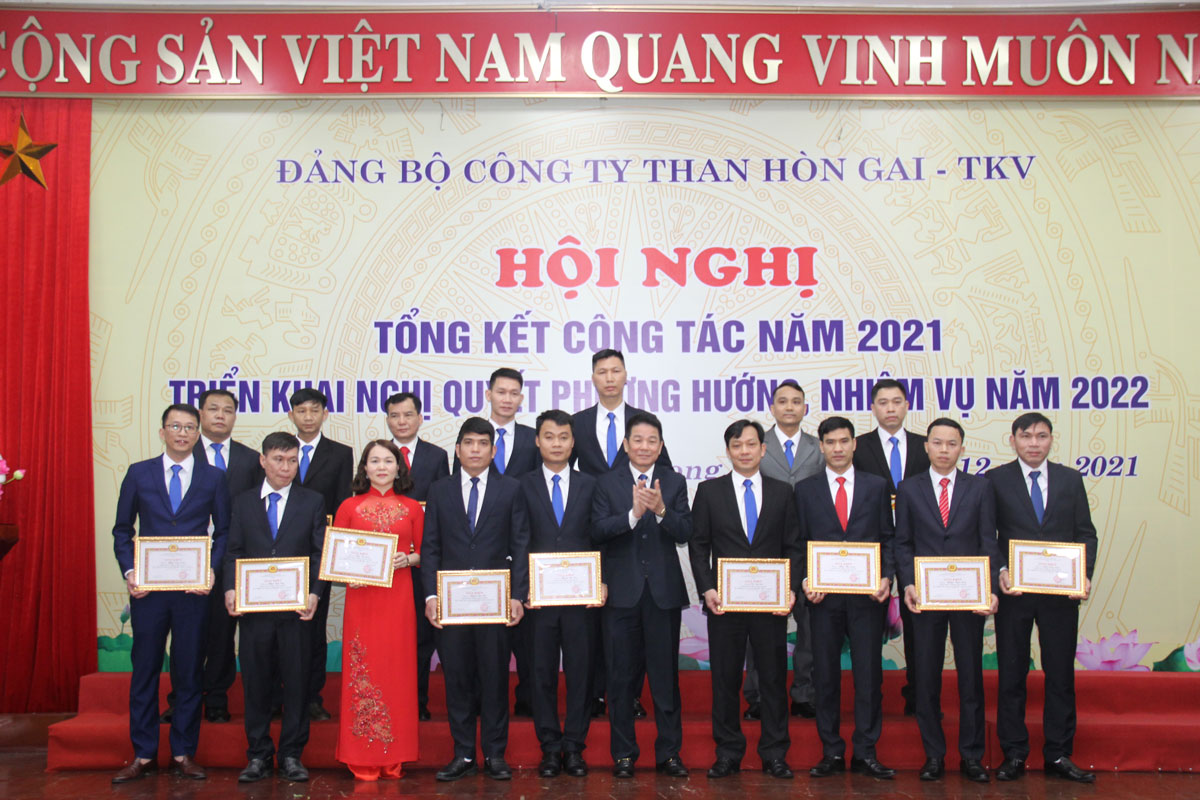 Đảng ủy Công ty Than Hòn Gai khen thưởng 162 đảng viên xuất sắc năm 2021