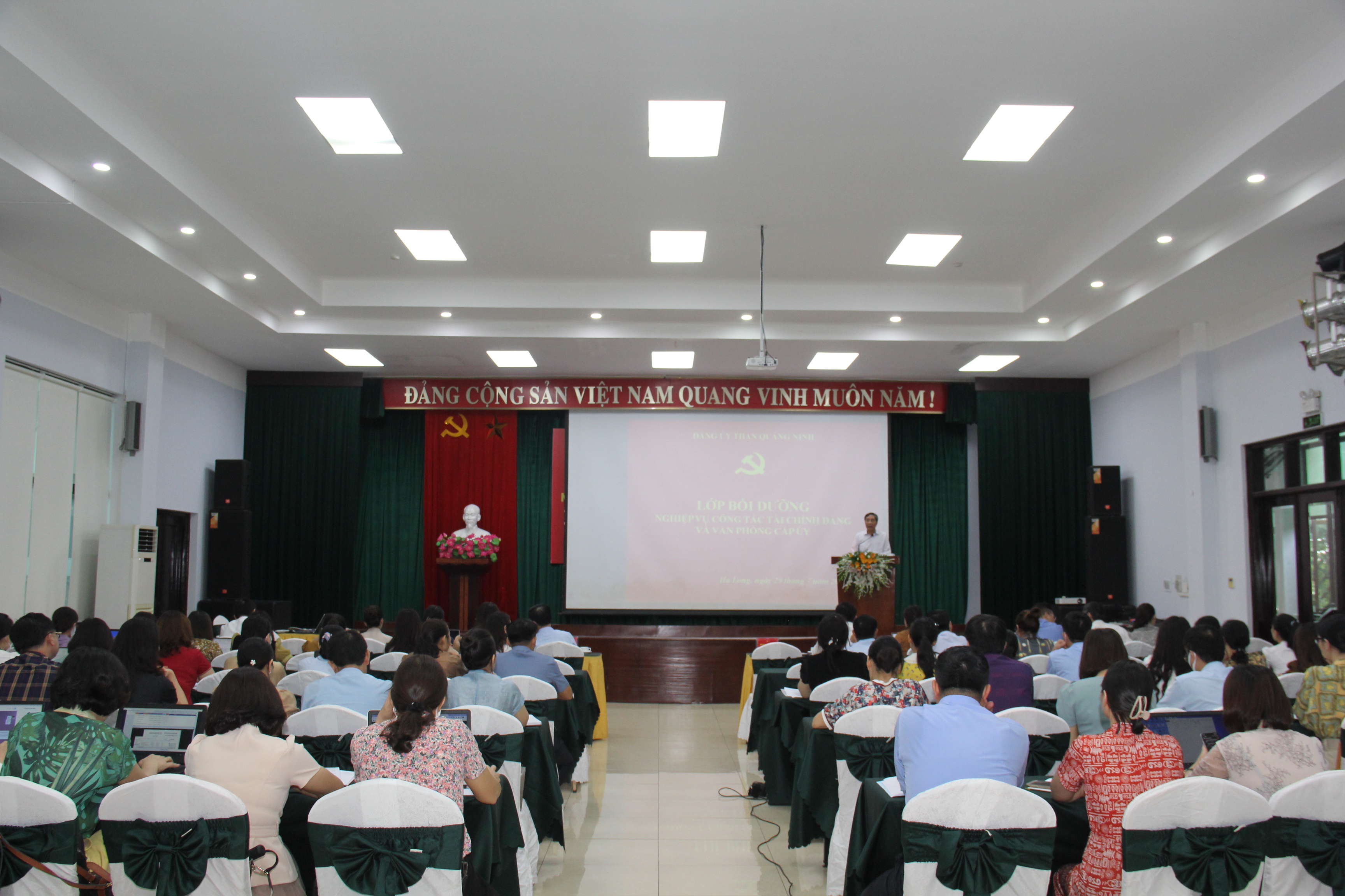 Đảng uỷ Than Quảng Ninh bồi dưỡng nghiệp vụ tài chính đảng và văn phòng cấp uỷ
