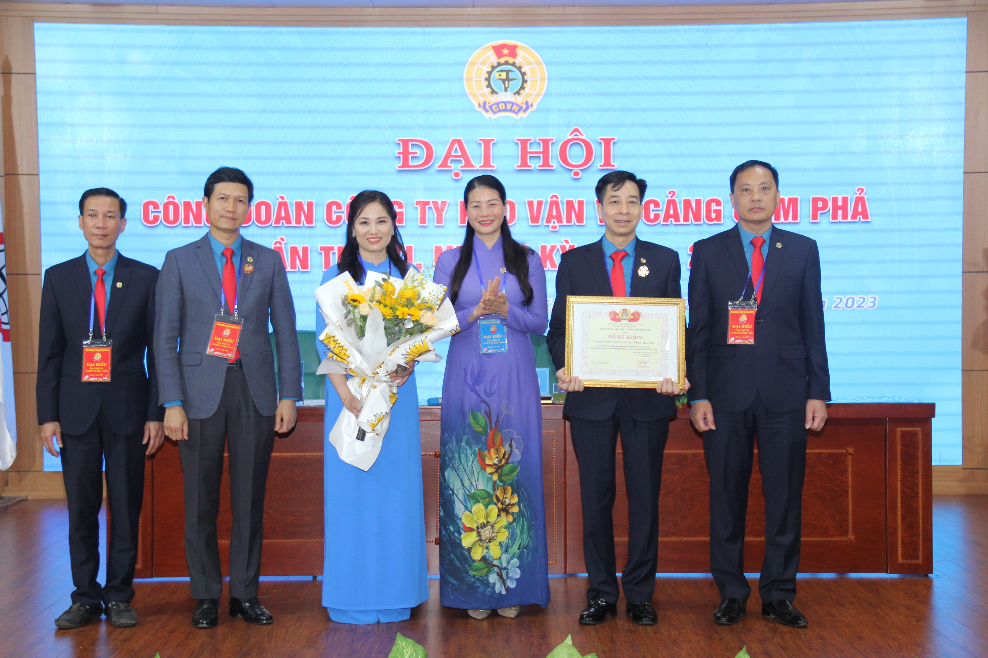 Công đoàn Công ty Kho vận và cảng Cẩm Phả đón nhận Huân chương Lao động hạng Ba