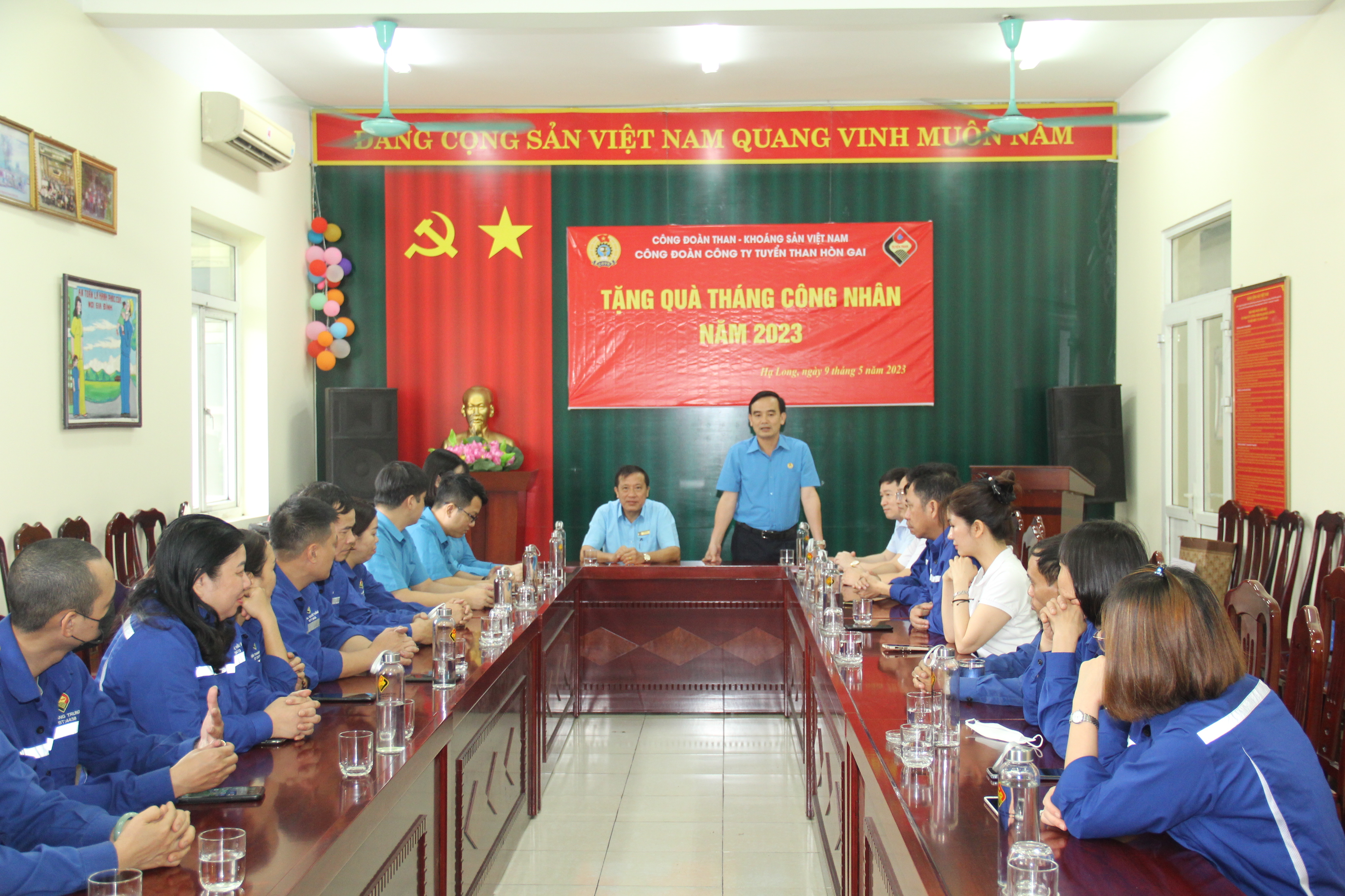 Chủ tịch Công đoàn TKV Lê Thanh Xuân thăm, tặng quà công nhân lao động nhân “Tháng Công nhân” năm 2023