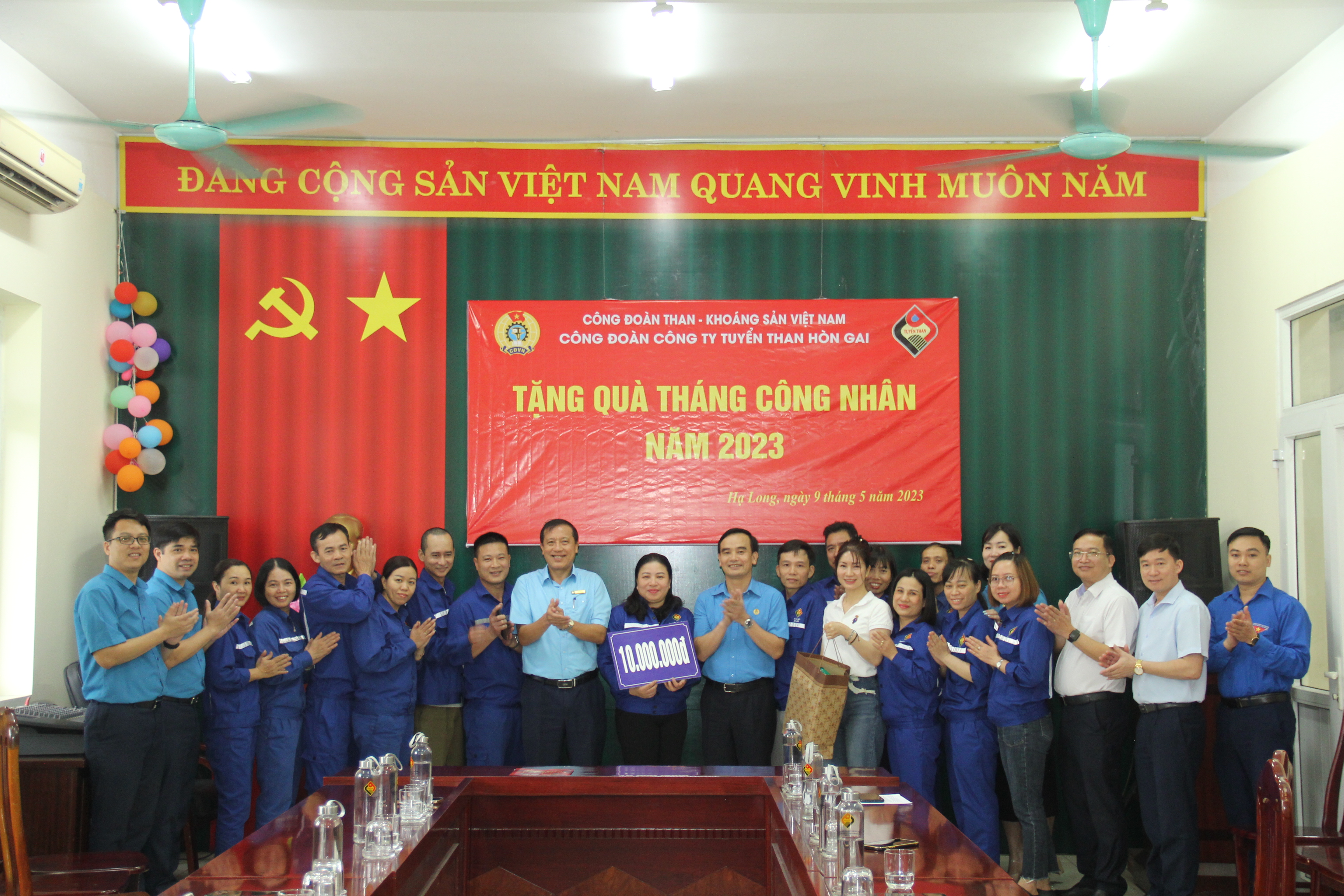 Chủ tịch Công đoàn TKV Lê Thanh Xuân thăm, tặng quà công nhân lao động nhân “Tháng Công nhân” năm 2023