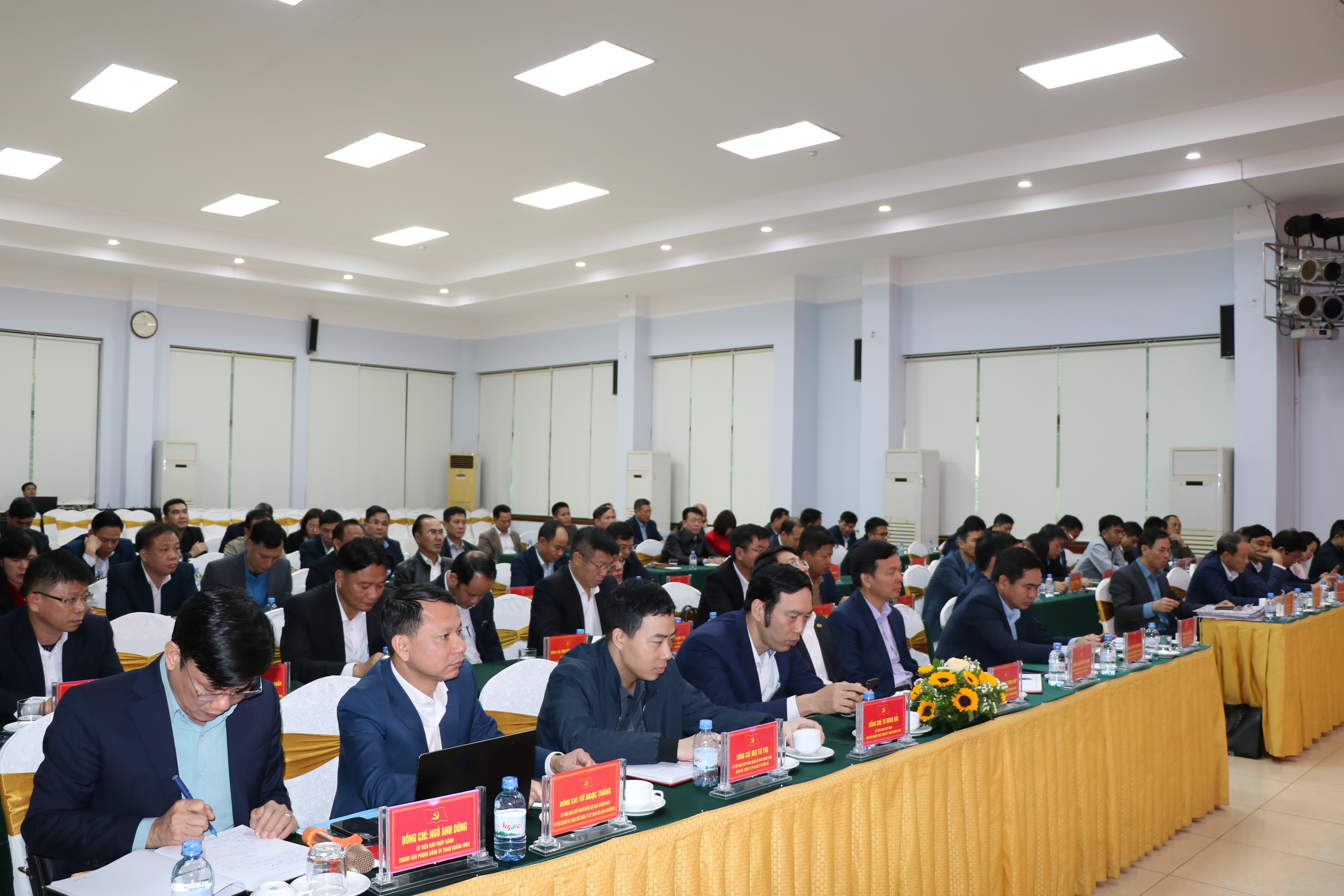 Đảng uỷ Than Quảng Ninh tổ chức hội nghị giới thiệu Cuốn sách Đảng ta thật là vĩ đại