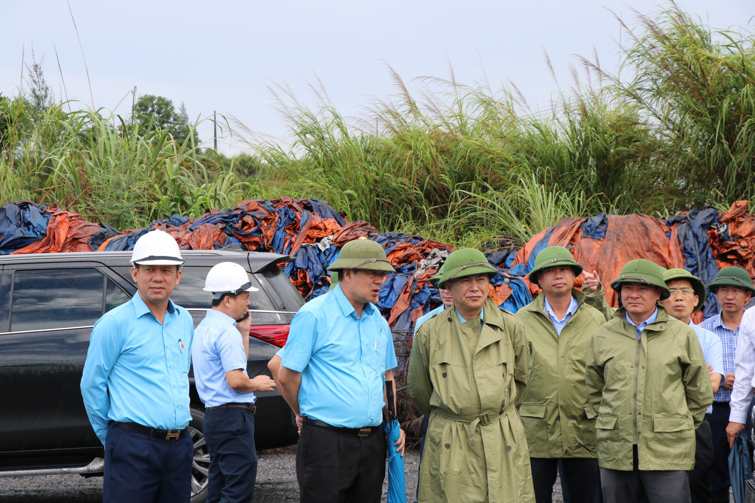 Phó Tổng giám đốc Tập đoàn Vũ Anh Tuấn kiểm tra công tác phòng chống mưa bão vùng Hòn Gai